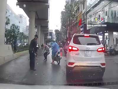 Video: Mặc kệ chủ nhân van xin, xe ôm hôi tiền rơi trên đường gây bức xúc
