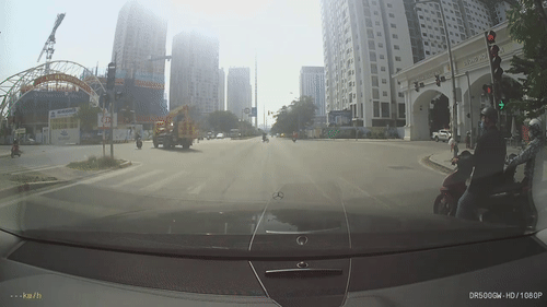 Video: Ôm cua như "đua công thức 1", xe cẩu vượt đèn đỏ đâm nguy kịch tài xế xe máy