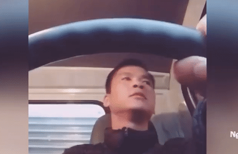 Video: Phận lái xe vất vả dặm trường: Tự tát vào mặt "đuổi" cơn buồn ngủ