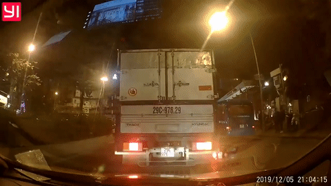 Video: Ngã ra đường suýt bị xe tải cán qua, nữ tài xế thoát chết may mắn