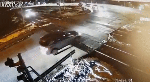 Video: Lưỡng lự suýt bị tàu hỏa tông, xế sang thoát nạn trong gang tấc
