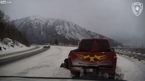 Video: Mất lái vì đường trơn trượt, ô tô suýt "lấy mạng" nam thanh niên