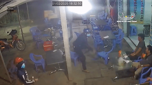 Video: Đáp pháo vào quán nhậu, 2 nam thanh niên vác ‘đao - kiếm’ chém loạn xạ