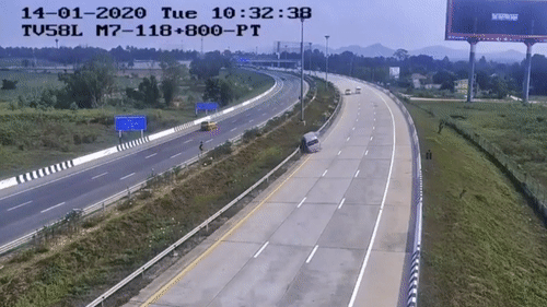 Video: Nổ lốp trên cao tốc, ô tô xoay vòng khiến hành khách văng tứ tung
