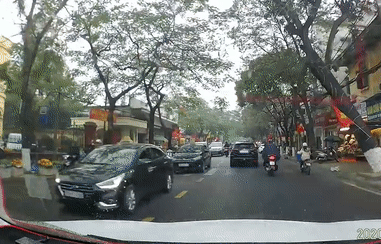 Video: Phanh gấp tự ngã ra đường, tài xế xe máy thoát chết thần kỳ
