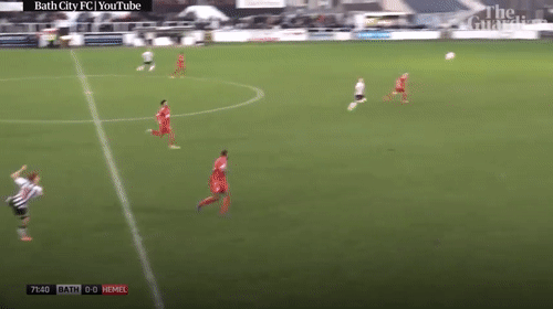 Video: Bay người mỉa mai đối thủ, thủ môn nhận "kết ê chề"