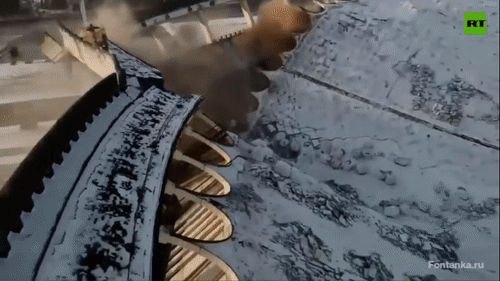 Video: Đánh sập sân vận động, công nhân ngồi trên mái tử nạn