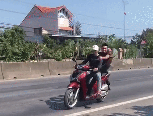 Video: Cười ngất thanh niên "diễn xiếc" trên xe máy ngã sấp mặt