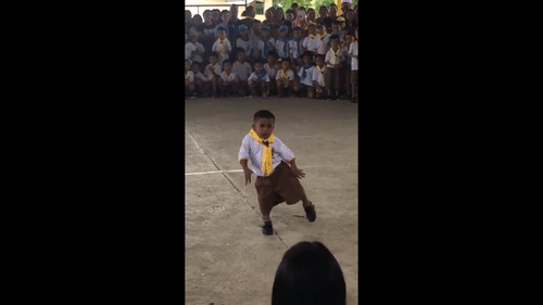 Video: Bé trai lớp 1 nhảy "chất ngất" khiến toàn trường thán phục