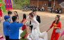 Đám cưới mùa dịch: xếp hàng chờ đo thân nhiệt trước khi vào 