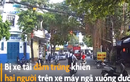 Video: Xe máy vượt phải bị xe tải đâm ngã xuống đường