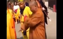 Video: Cười vỡ bụng xem võ sư Thiếu Lâm biểu diễn “Nhất dương chỉ“