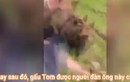 Video: Chú gấu nhỏ đuổi theo người đàn ông để đòi ăn... kem