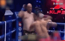 Video: võ sĩ trút liên tiếp 20 cú đấm khiến đối thủ gục trên võ đài