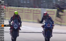 Video: Hai tay đua cãi nhau khi đang chạy ở tốc độ cao