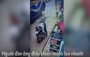 Video: Tài xế môtô đánh lái khéo léo né tránh xe buýt