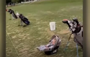 Video: Bé gái 16 tháng tuổi cười khi nhìn mẹ đánh golf trượt