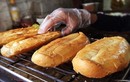 Hàng bánh mì nướng muối ớt: Ngày bán 500 chiếc 