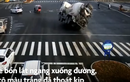 Video: Ô tô lộn nhiều vòng rồi văng ra khỏi cầu