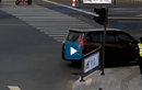 Video : Cảnh sát Trung Quốc kịp thời dừng ôtô trôi lùi tại ngã tư