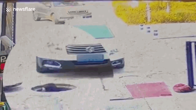 Video: Vừa nhô đầu ra khỏi cống, thanh niên bị ô tô chèn