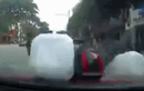 Video: Khoảnh khắc ô tô tông trúng người đàn ông đi xe máy