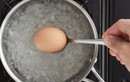 Luộc trứng tưởng dễ nhưng ai cũng mắc phải 5 sai lầm này