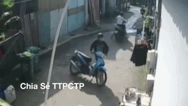 Video : Trộm xe máy hung hăng xịt hơi cay để tẩu thoát