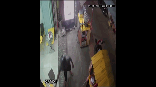 Video: Cô gái bị kéo lê khi phi thân đuổi theo tên cướp