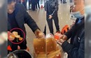4 người đàn ông xử gọn 30kg quýt ngay tại sân bay trong 30 phút