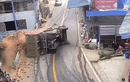 Video: Lật nghiêng khi vào cua, xe chở gạch đè tử vong 2 người