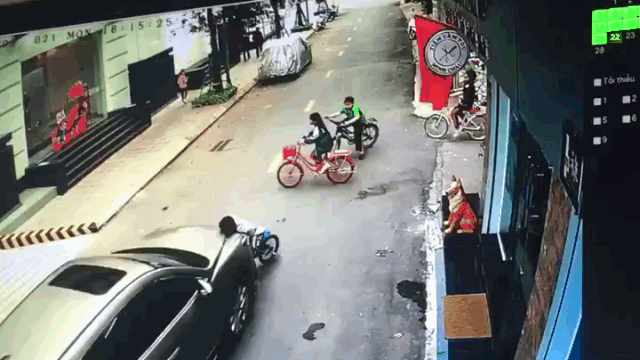 Video: Kinh hoàng cảnh ô tô tông trúng 3 em nhỏ đi xe đạp