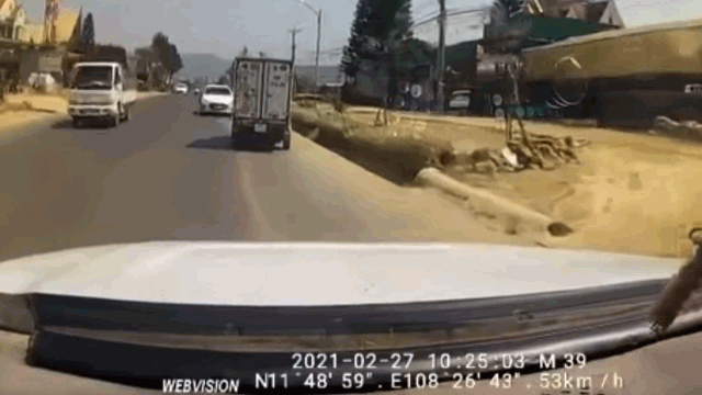 Video: Ô tô con đâm trực diện xe tải với tốc độ kinh hoàng