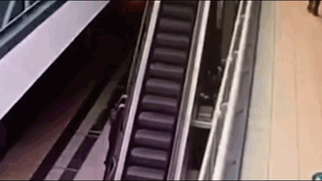 Video: Bám vào thang cuốn đang chạy, bé 4 tuổi rơi xuống từ độ cao 6m