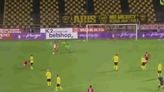 Video: Cầu thủ núp sau cột dọc rồi ghi bàn như kiểu "ăn trộm"