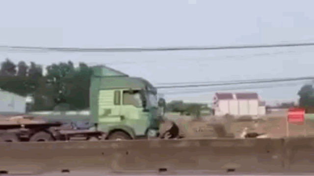 Video: Hoảng hồn cảnh xe đầu kéo chạy ngược chiều trên quốc lộ 51