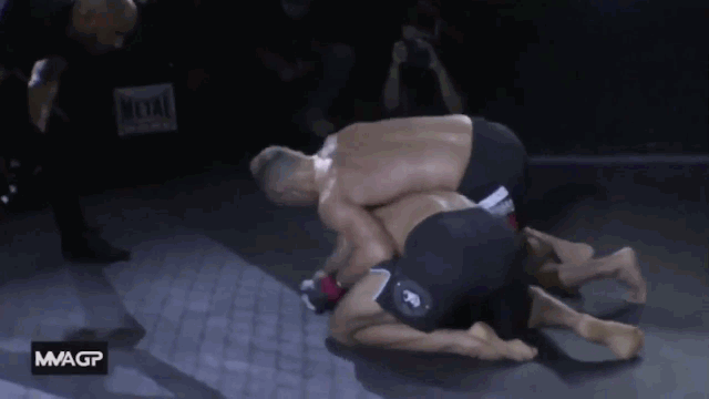 Video: Dính đòn khóa dị nhất MMA, võ sĩ đau đớn xin thua