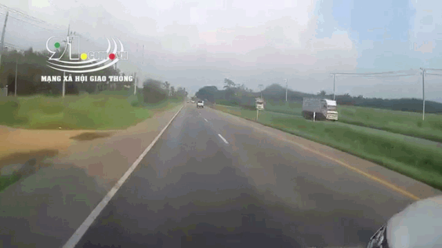 Video: Drift trúng gốc cây, ô tô 7 chỗ bẹp rúm sau cú đâm kinh hoàng