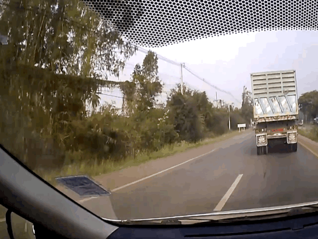 Video: Xe tải bắn lốp vỡ đầu ô tô phía sau