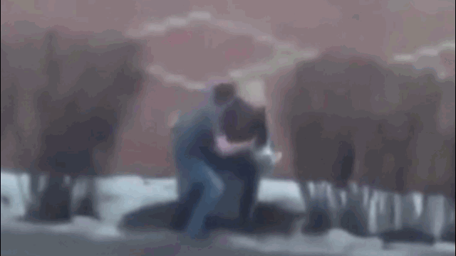 Video: Bị "cắm sừng", nam thanh niên vác bạn gái ném vào thùng rác