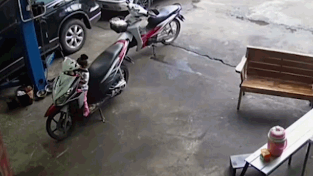 Video: Thót tim khoảnh khắc bé gái bị xe tay ga đè trúng lên người