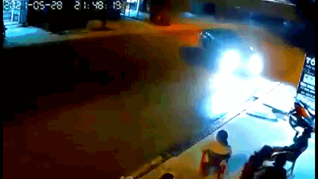 Video: Tông vào ô tô đang quay đầu, 2 thanh niên bắn lên không trung