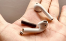 Thay pin cho tai nghe AirPods giá từ 350.000 đồng ở Việt Nam