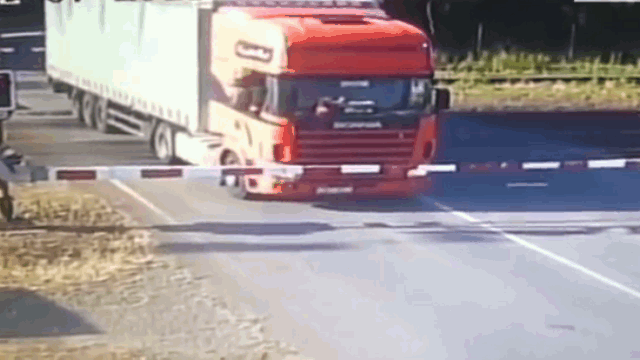 Video: Cố tình băng qua đường ray, xe tải bị tàu hỏa tông "rụng đầu"