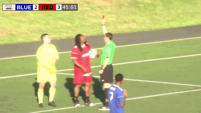 Video: Cầu thủ chơi ngông ném thẻ đỏ của trọng tài và cái kết