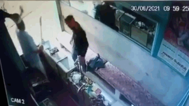 Video: Bị cướp đe dọa, chủ cửa hàng có màn phản đòn cực gắt