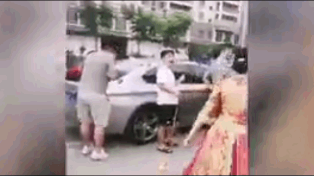 Video: Chú rể bị hội bạn bắt nạt, cô dâu hùng hổ lao ra "xử đẹp"