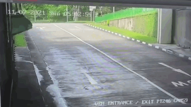 Video: Kinh hoàng cảnh xe buýt lật nghiêng, suýt đè trúng tài xế