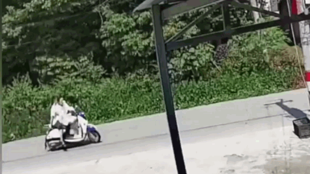 Video: Đang đi trên đường, xe máy bất ngờ bị treo ngược lên không trung