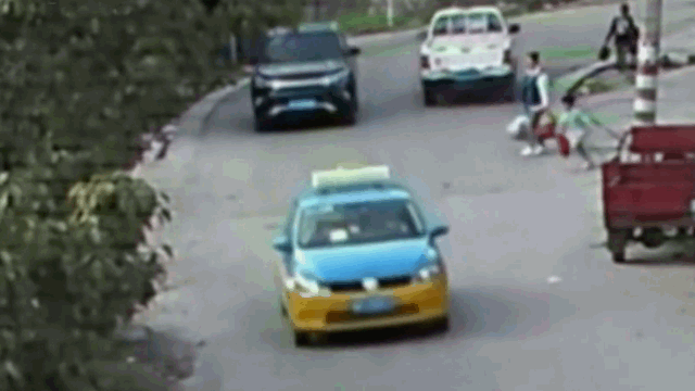 Video: Chạy sang đường bất ngờ, bé gái bị ô tô cán trúng người